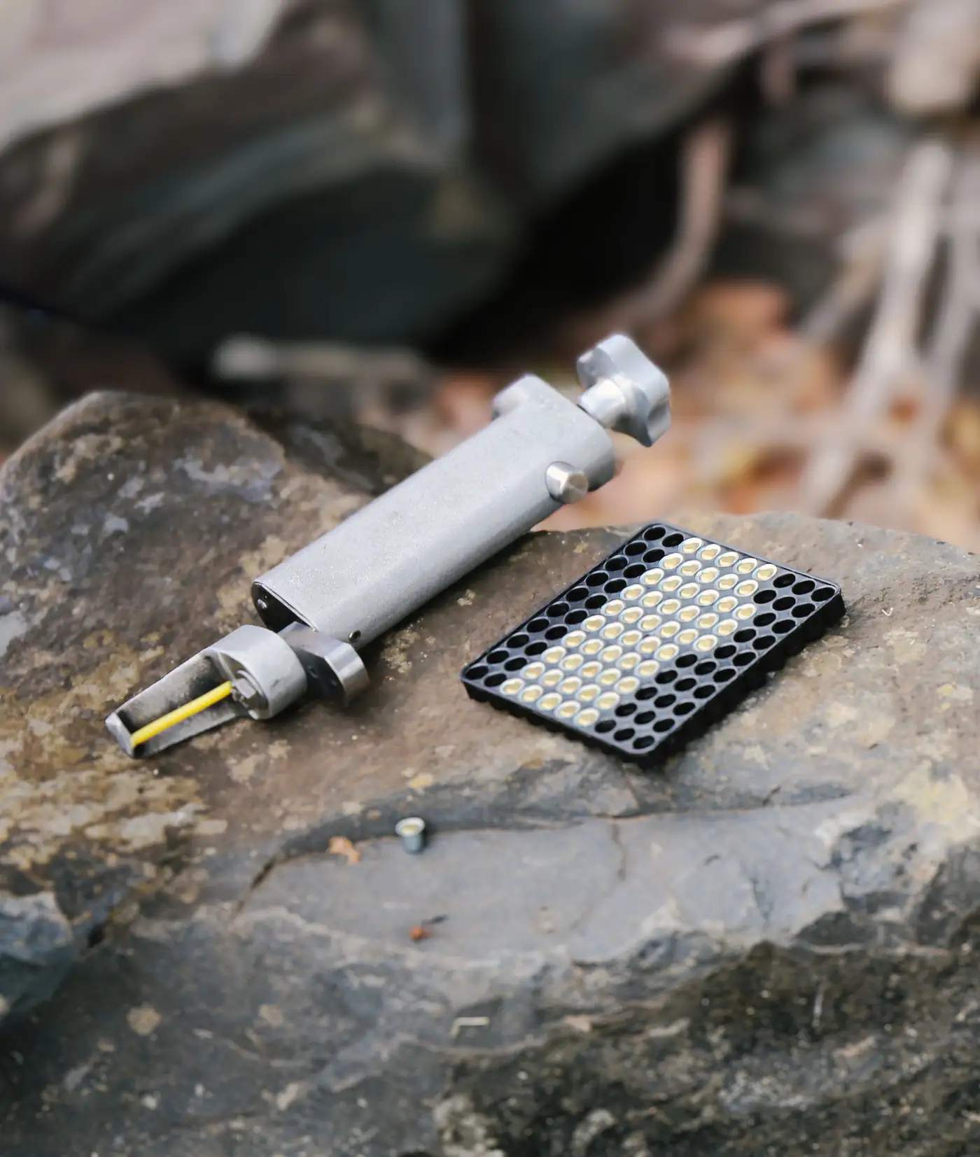 Detonator and shock tube initiation detail prepared on a blast bench